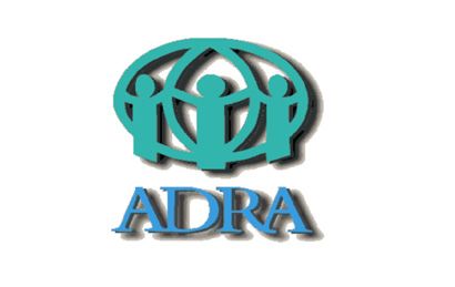 ADRA está considerada por los organismos internacionales como una red de agencias de ayuda humanitaria y de desarrollo. Es una ONGD confesional que estando vinculada a la Iglesia Adventista mantiene su estructura y organización administrativa de manera independiente. En los momentos actuales la red de ADRA está actuando en más de ciento veinte países.
 
Los orígenes de ADRA, Agencia Adventista para el Desarrollo y Recursos Asistenciales, se sitúan aproximadamente en la década de 1980. Pero la acción humanitaria adventista es anterior. En 1918, justo después de la Primera Guerra Mundial, la Iglesia Adventista del Séptimo Día estableció un comité de ayuda a Europa a causa de los desastres producidos por la contienda.
 
En la actualidad, ADRA sigue creciendo y evolucionando. El área de cooperación para el desarrollo y de la acción humanitaria y de emergencia se ha mantenido firme a sus valores, procurando trabajar por la equidad, la justicia y la participación de los pueblos. En el año 2007 ADRA obtuvo la calificación de ONGD especializada en el sector de servicios e infraestructuras sociales, tramitado por la Agencia Española de Cooperación Internacional para el Desarrollo (AECID) y publicado en el BOE 04/04/2007. En el año 2009 adquiere la condición de socio de ECHO y en el año 2010, ADRA fue calificada con el título de Compromiso de Excelencia Europea del Modelo EFQM.
 
Dentro del ámbito nacional, ADRA ha desarrollado dos líneas de trabajo: Educación para el Desarrollo y Acción Social. El área de EpD fomenta la sensibilización en la población española, haciéndoles conocedores de la realidad que se vive en otros países del mundo. Desde Acción Social,

ADRA sigue desarrollando programas para atender a los colectivos más vulnerables. Es el caso de las acciones gestionadas por los Centros de inserción sociolaboral de Madrid, Vitoria y Zaragoza, o el trabajo de sus 90 delegaciones repartidas por todo el territorio nacional.
 
ADRA mantiene su trabajo en red, relacionándose con el resto de ADRA del mundo y con otras redes y plataformas. El trabajo en Red permite el intercambio de experiencias, trabajo en equipo, traspaso de conocimientos, pero sobre todo colaboración.