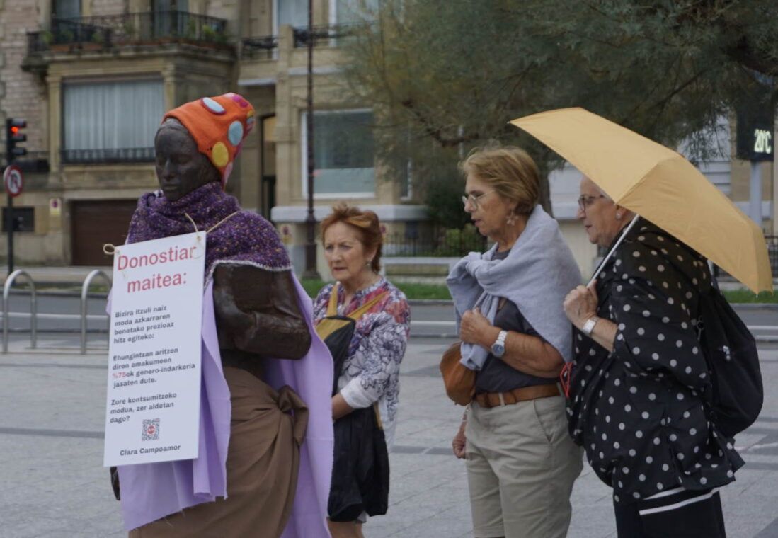 Foto accion calle estatuas 2023